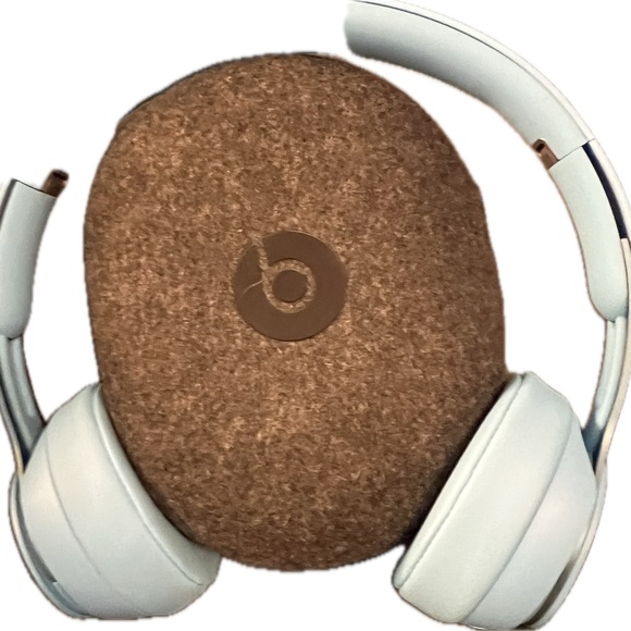 🎵🎵beats by Dre WIRELESS HEADPHONES 🎵🎵 - Picture 2 of 4